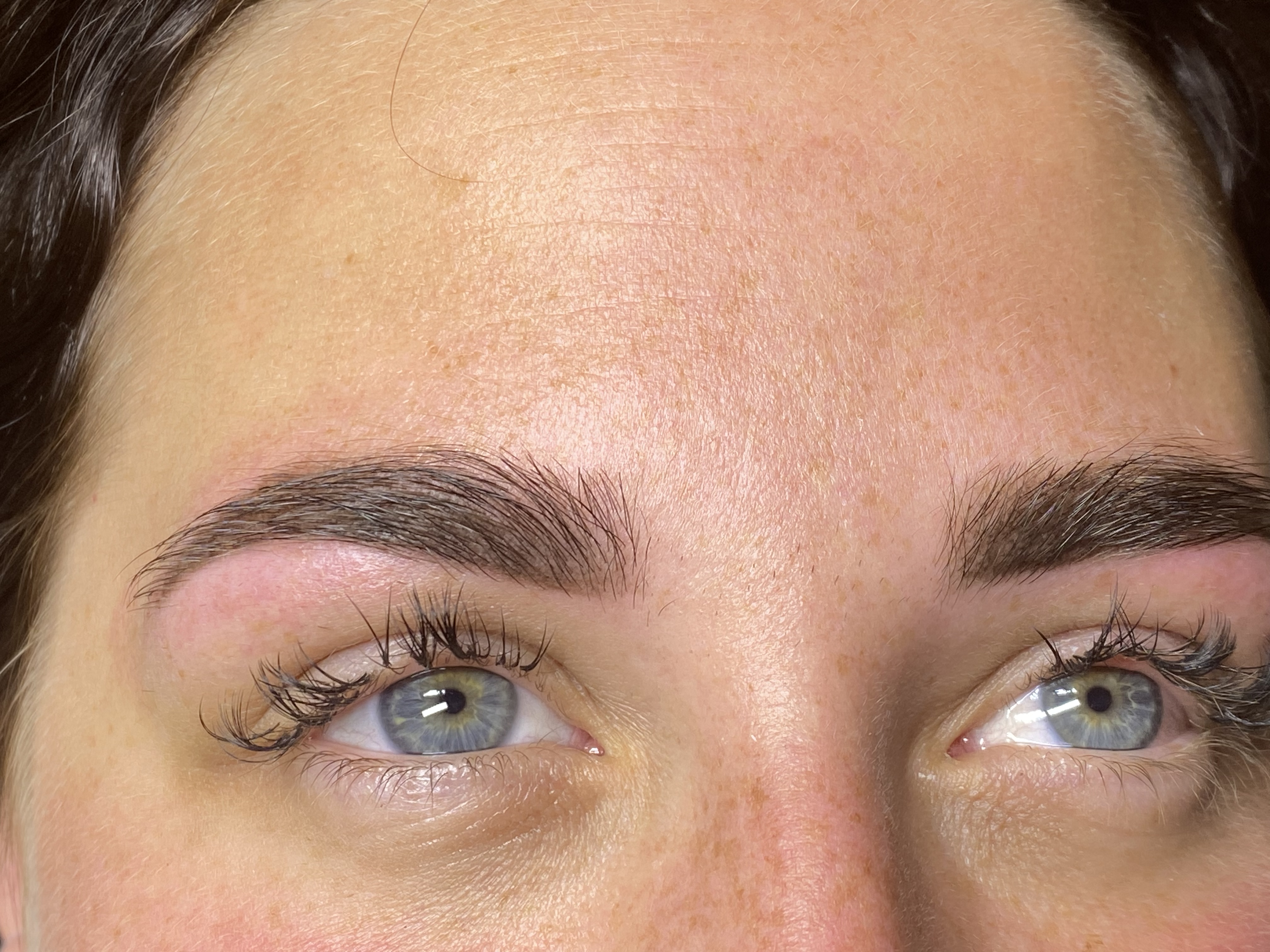 Permanent Makeup der Augenbrauen