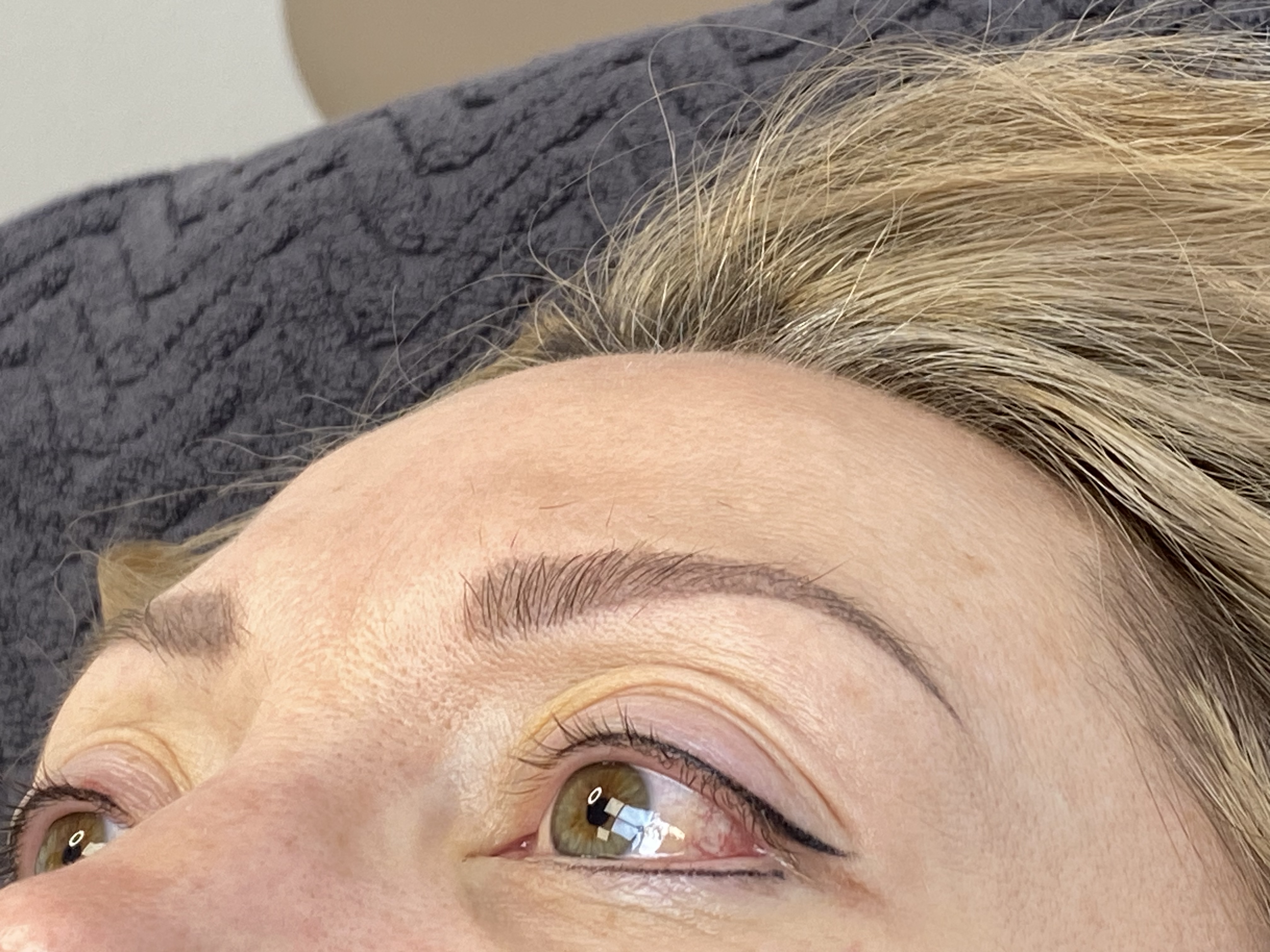 Permanent Makeup Lidstrich/Eyliner am oberen und unter Augenlid